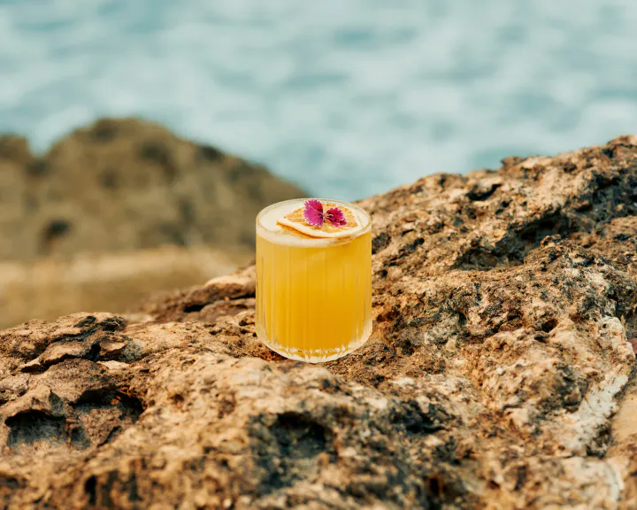 Cocktail at Rock Bar above the waves