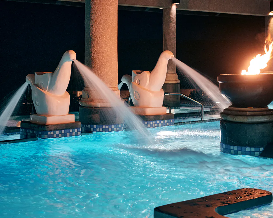 Powerful mineral jets massage the body